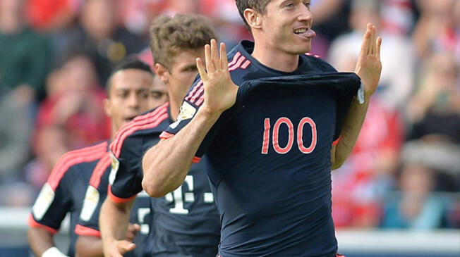 Robert Lewandowski celebra su gol 100 en la Bundesliga.