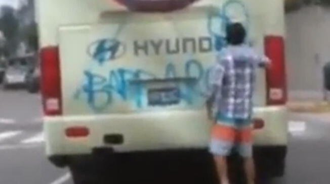 Barrista de Alianza pintarrajea el bus de Universitario.