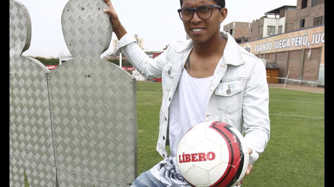 Rinaldo Cruzado debutó en la Selección Peruana en amistoso ante Trinidad y Tobago en 2006.
