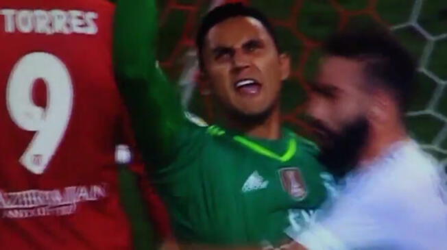 Keylor Navas apunta al cielo y es abrazado por Carvajal luego de su penal atajado a Griezmann.