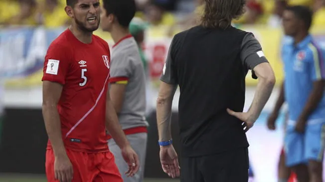 Carlos Zambrano sale del campo por lesión en el Perú vs. Colombia.