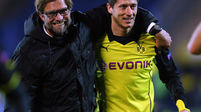Jürgen Klopp abraza a Robert Lewandowski durante su etapa en el Borussia Dortmund.