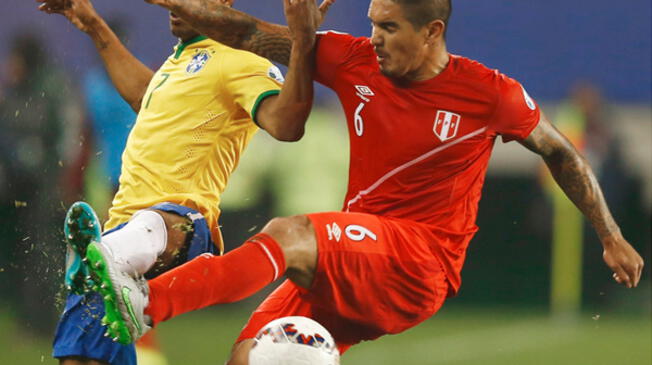 Juan Vargas enfrenta a Douglas Costa en el Perú vs. Brasil en la Copa América.
