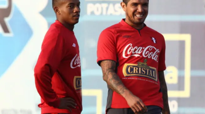 André Carrillo y Juan Vargas en un entrenamiento de la Selección Peruana en 2013.