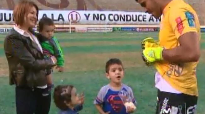 Raúl Fernández comparte con su familia después del Universitario vs. César Vallejo.
