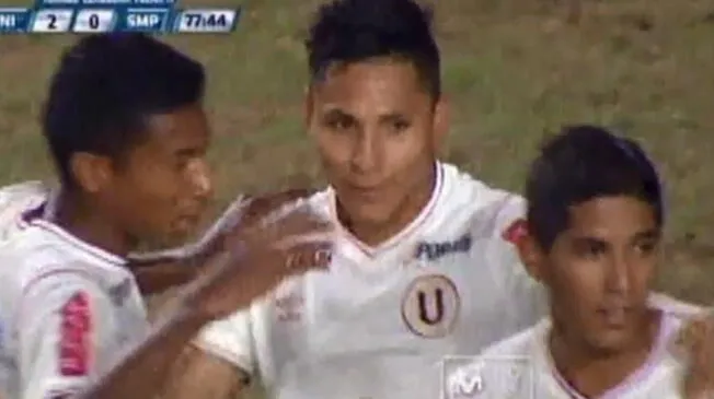 Raúl Ruidíaz celebra su gol con Roberto Siucho y Enmanuel Páucar.