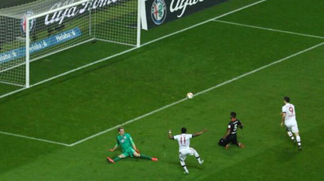 Bayern Múnich vs. Frankfurt: Carlos Zambrano y el 'blooper' que pudo costarle el gol a las 'Águilas'