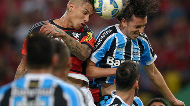 Flamengo vs. Gremio: Paolo Guerrero disputa un balón con Pedro Geromel.