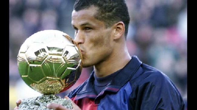 Rivaldo besando su Balón de Oro de 1999