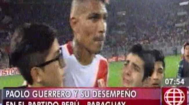 Paolo Guerrero abrazado por dos hinchas de la Selección al final del Perú vs. Paraguay.