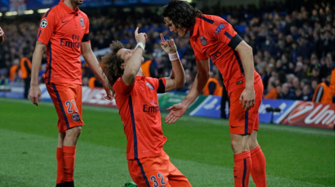 David Luiz y Edinson Cavani celebran el triunfo del PSG al Chelsea en la Champions 2014-15.
