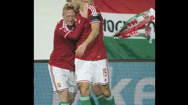 Selección de Hungría festejando su clasificación a Francia 2016