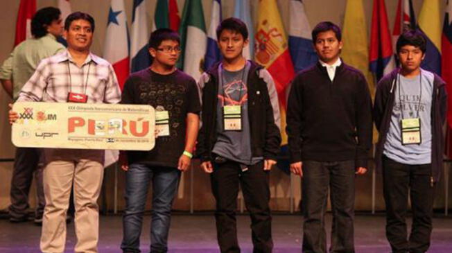 Perú posa tras lograr el título en la XXX Olimpiada Iberoamericana de Matemática.