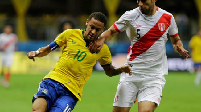 Carlos Zambrano disputa el balón con Neymar