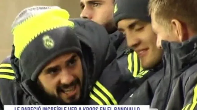 Isco Alarcón conversa con Toni Kroos en el banquillo durante el Villarreal vs. Real Madrid.