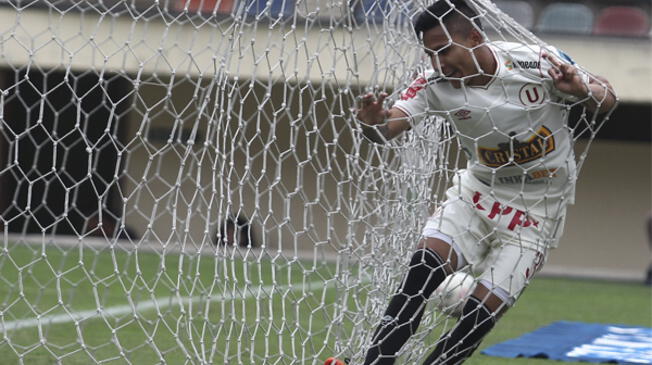 Raúl Ruidíaz cae en las redes en un partido de Universitario en el Monumental.