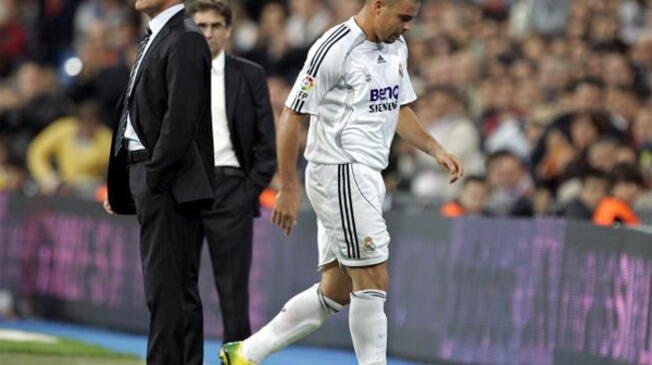 Ronaldo se marcha al banco tras ser sustituido por Fabio Capello en la Liga 2006-07.
