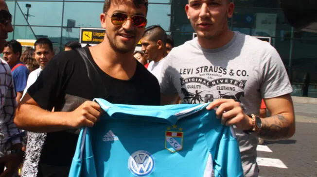 Gabriel Costa posa con la camiseta de Sporting Cristal junto a Santiago Silva.