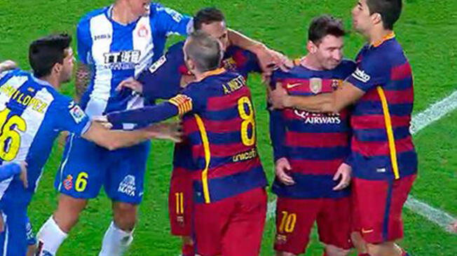 Messi y Suárez en un roce con los jugadores del Espanyol.