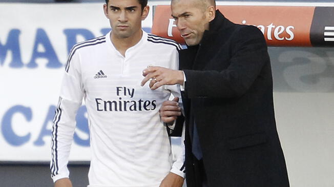 Zinedine Zidane da indicaciones a su hijo Enzo en el Real Madrid Castilla.