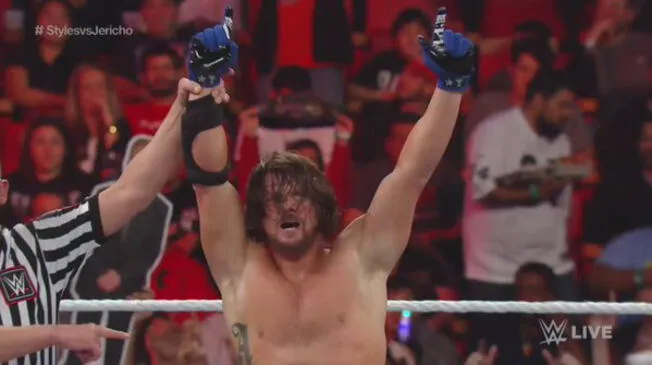 AJ Styles celebra su primer triunfo en la WWE.