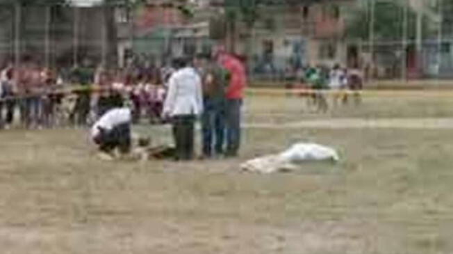 El cuerpo de César Flores en el terreno de juego donde fue asesinado