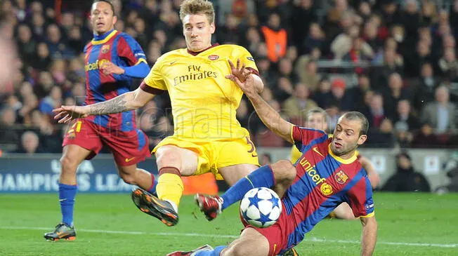 Javier Mascherano se anticipa a Nicklas Bendtner en el Barcelona vs. Arsenal de la Champions 2010-11.