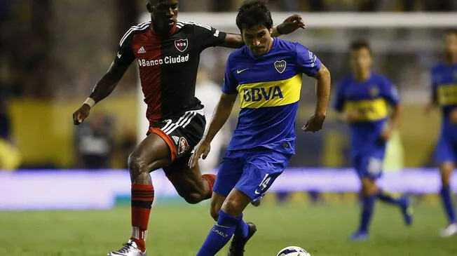 Luis Advíncula marca a Nicolás Lodeiro en el Boca Juniors vs. Newell's Old Boys.