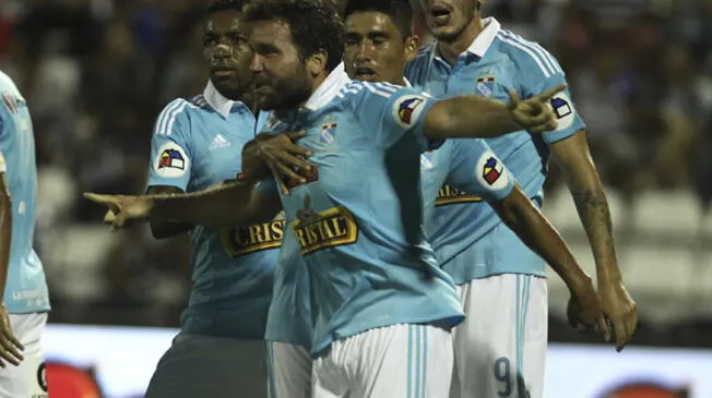 Renzo Revoredo celebra su gol con Céspedes, Ávila y Silva.