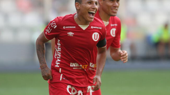 Raúl Ruidíaz celebra su segundo gol a Municipal.