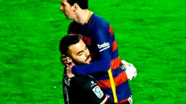 Lionel Messi y el arquero del Rayo se abrazan 'cariñosamente'