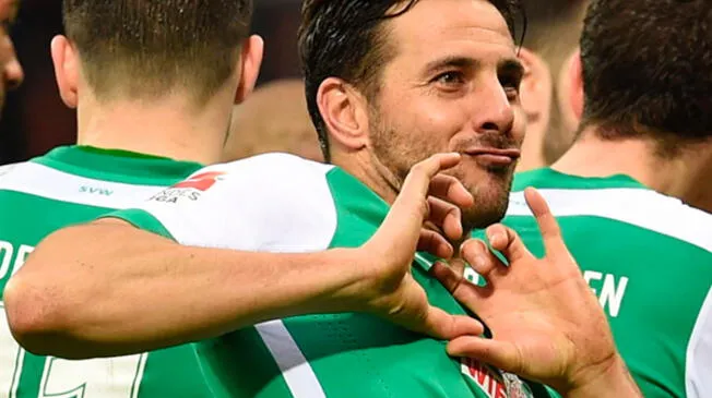 Claudio Pizarro fue ovacionado por barra del Bremen