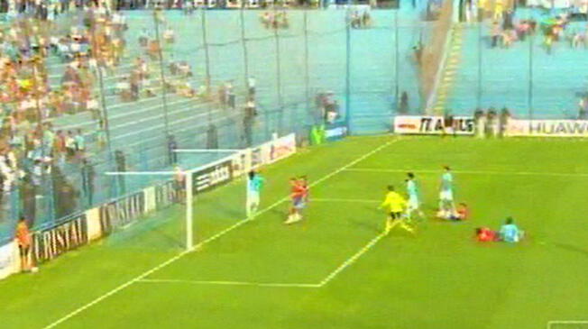 Jorge Cazulo salva sobre la línea el remate  de Diego Mayorá.