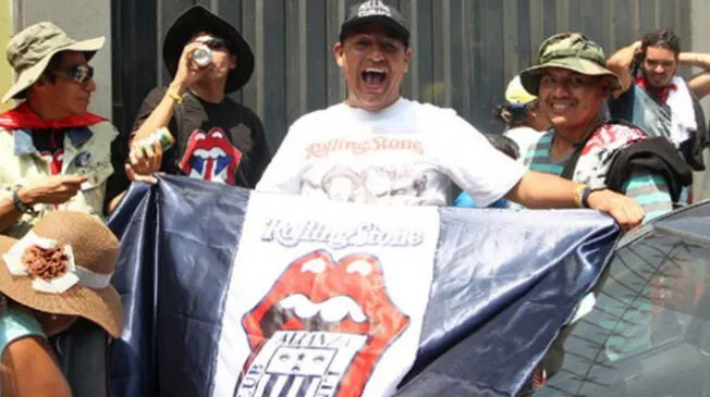 Hincha posa con su bandera de Alianza Lima y Rolling Stones.