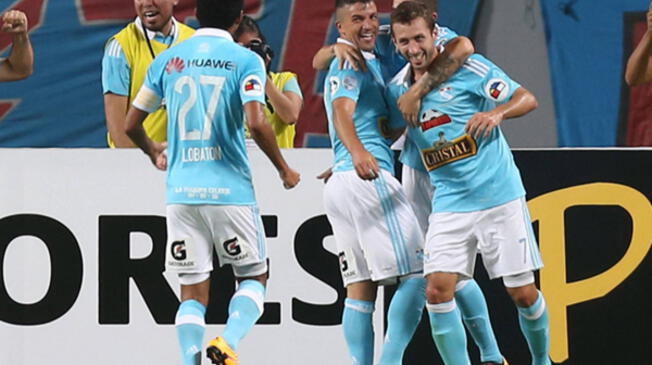 Gabriel Costa celebra su gol con Santiago Silva y Horacio Calcaterra.