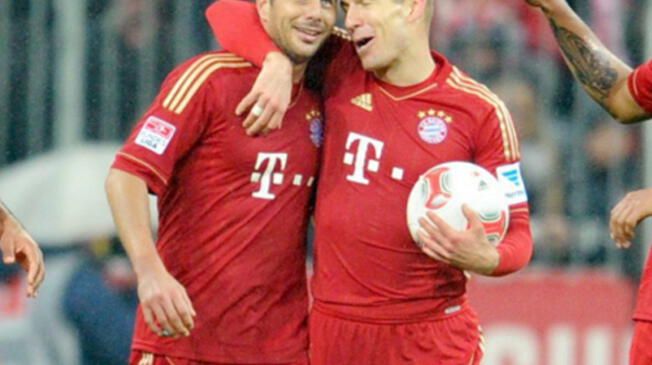 Claudio Pizarro y Arjen Robben celebran un gol en el Bayern Múnich en 2013.