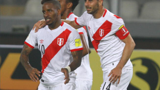Jefferson Farfán, Claudio Pizarro y Renato Tapia celebran gol a Paraguay en Eliminatorias.