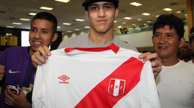 Beto da Silva posa con la camiseta de la Selección Peruana en el aeropuerto Jorge Chávez.