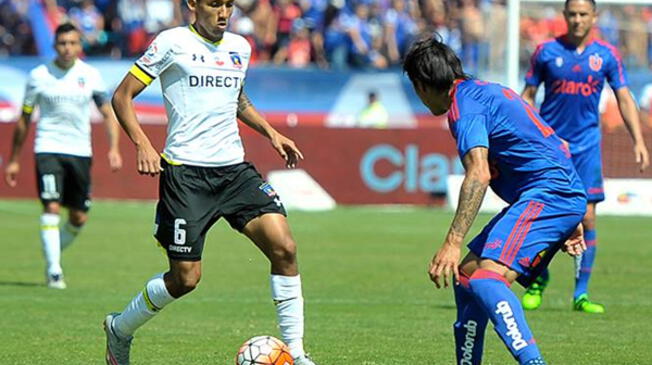 Christofer Gonzales conduce el balón en el clásico Colo Colo vs. U de Chile.