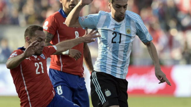 Javier Pastore enfrenta a Vidal y Díaz en la final Argentina vs. Chile de la Copa América 2015.