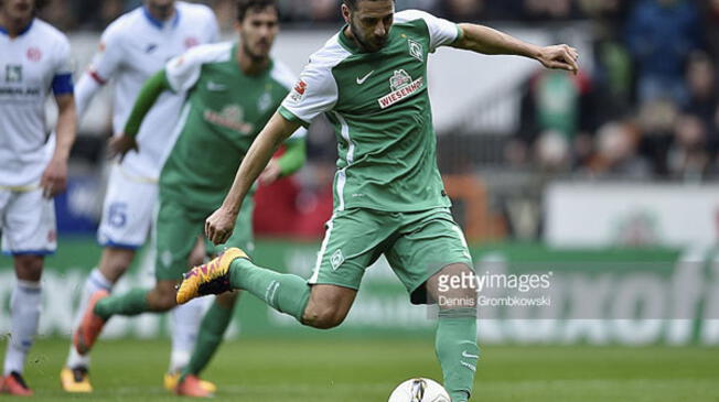 Pizarro marcando su tanto de penal ante Mainz 05 
