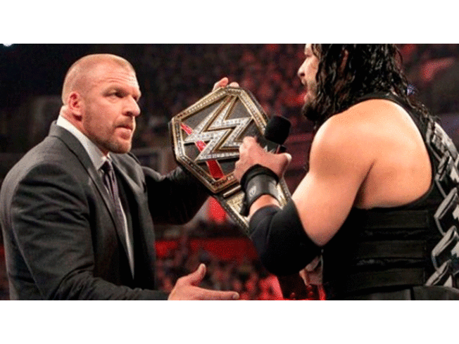 Triple H y Roman Reigns se ven las caras en el WWE Monday Night Raw