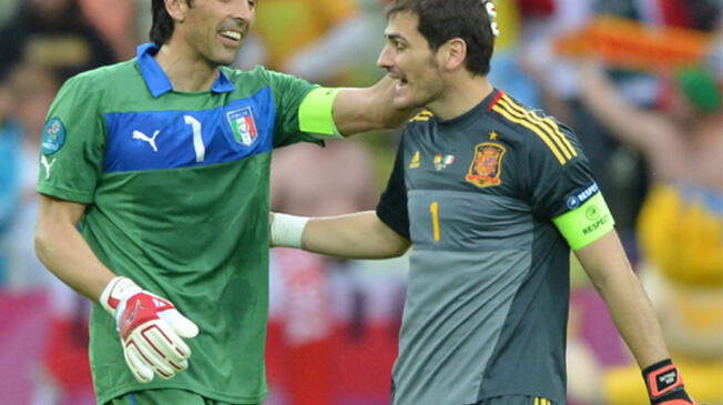 Gianluigi Buffon e Iker Casillas en la final de la Eurocopa 2012 entre Italia y España.