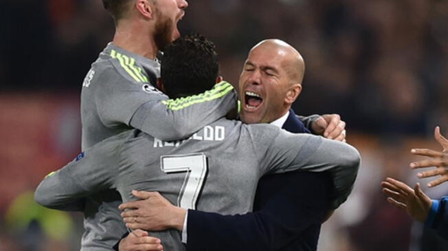 Zinedine Zidane abraza a Cristiano Ronaldo y Sergio Ramos durante el AS Roma vs. Real Madrid por Champions.