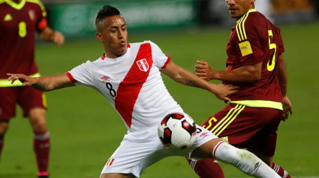 Christian Cueva disputa el balón con Arquimedes Figuera en el Perú vs. Venezuela.
