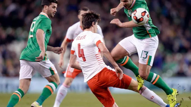 Kevin Doyle cae tras chocar ante Timm Klose en el Irlanda vs. Suiza.