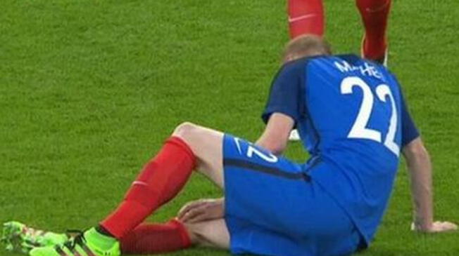 Jeremy Mathieu se retuerce de dolor tras lesionarse en el Francia vs. Rusia.