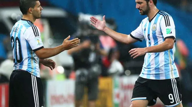 Gonzalo Higuaín le deja su lugar a Sergio Aguero en un amistoso de Argentina.