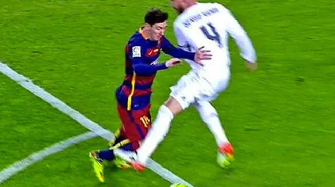 Sergio Ramos derriba a Lionel Messi al borde del área.