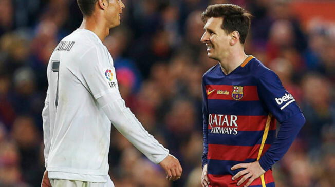 Cristiano Ronaldo y Lionel Messi durante el Clásico en el Camp Nou.